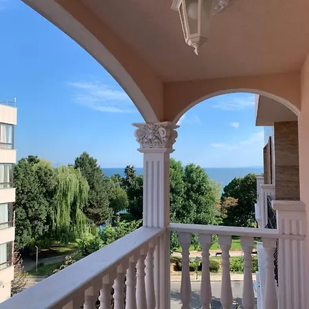 Апартамент Valencia Gardens Deluxe Несебър