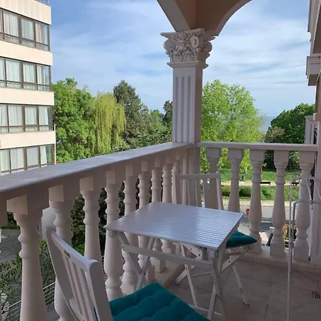 Апартамент Valencia Gardens Deluxe Несебър